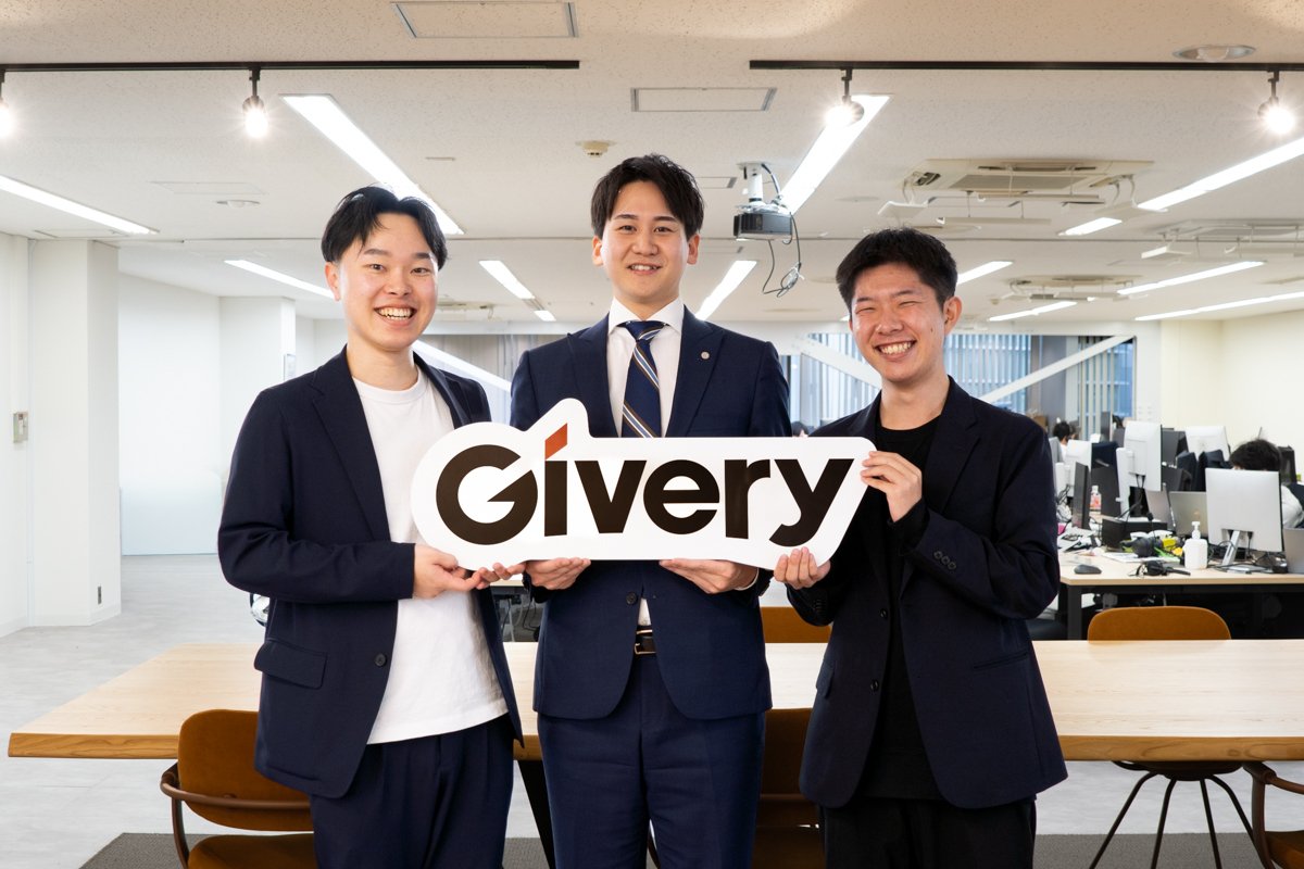 渋谷本社オフィスでロゴを持つギブリーの社員たち