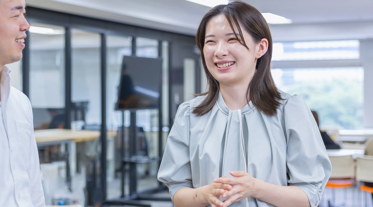 リーディングマークの社員が対話している様子
