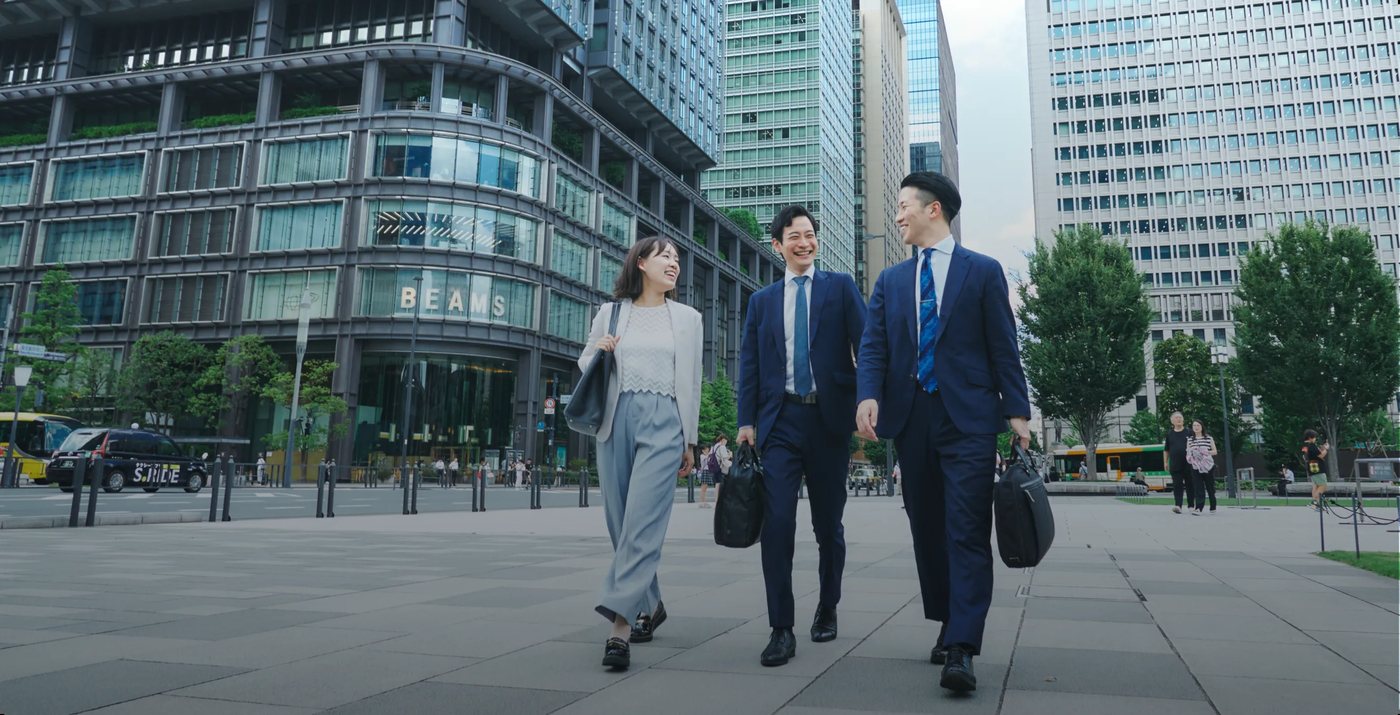街を歩くレイスグループの社員