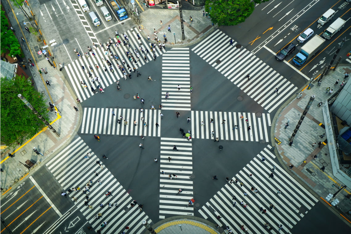 街を行き交う人々